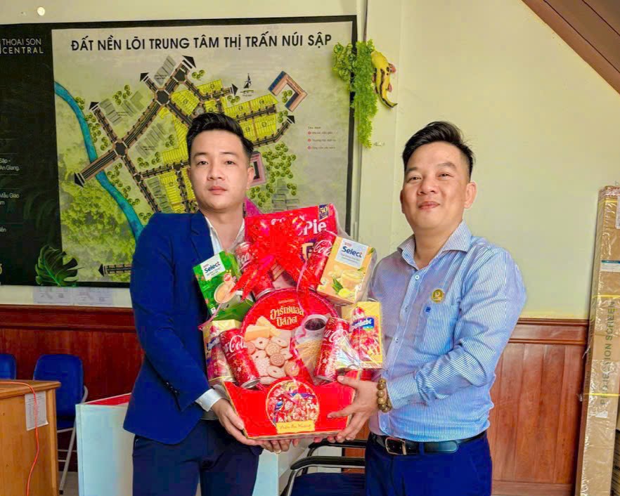 Không khí ấm áp tại buổi trao quà Tết