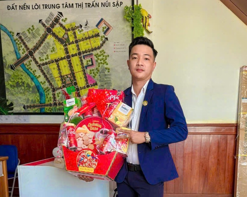 Nhân viên nhận quà Tết từ Ban Lãnh Đạo