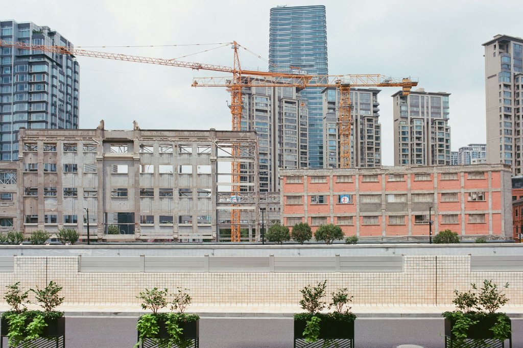 Vì sao giá bất động sản khó giảm sâu dù nguồn cung dồi dào?